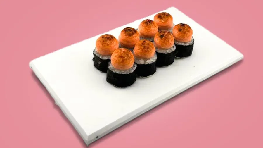 Яки маки под фирменным соусом и c начинкой на выбор